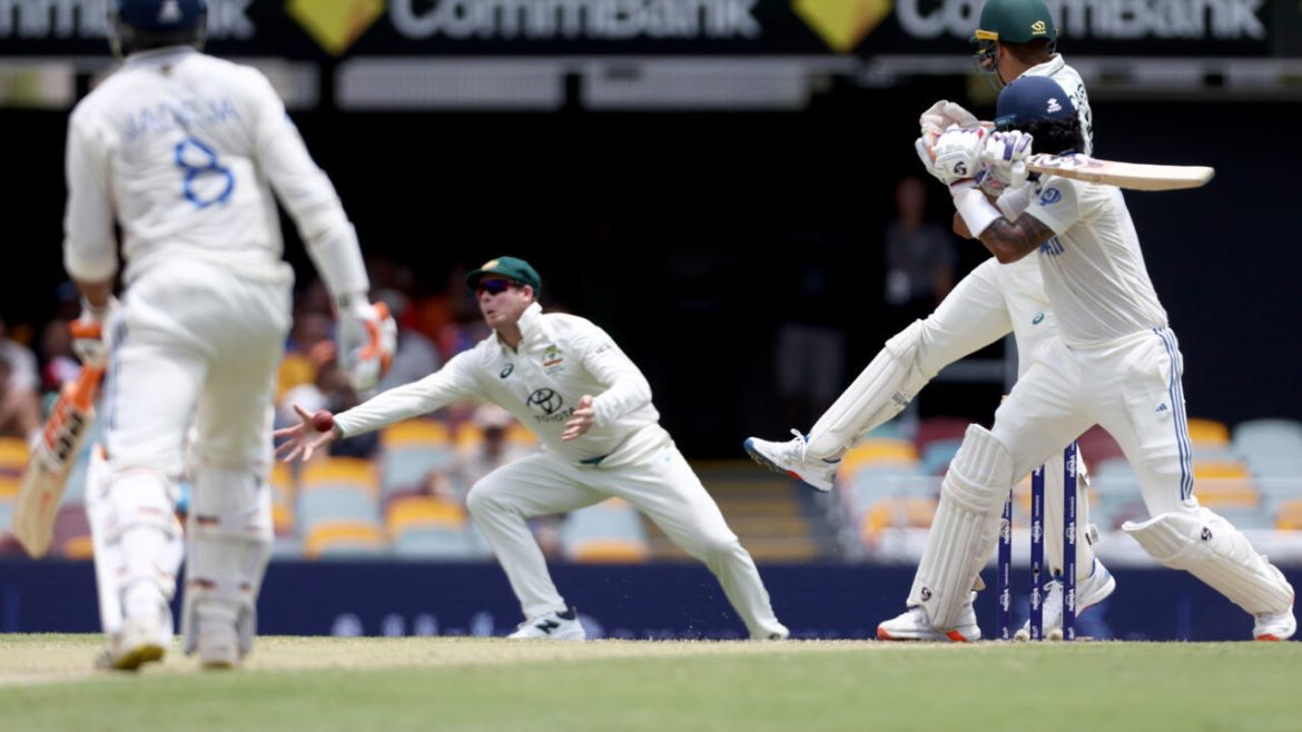 Stunning Smith catch removes Rahul as India reach lunch at 167