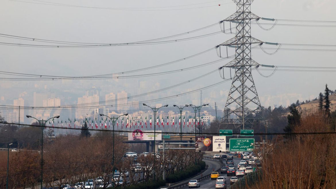 Tehran malls close early to save energy: media