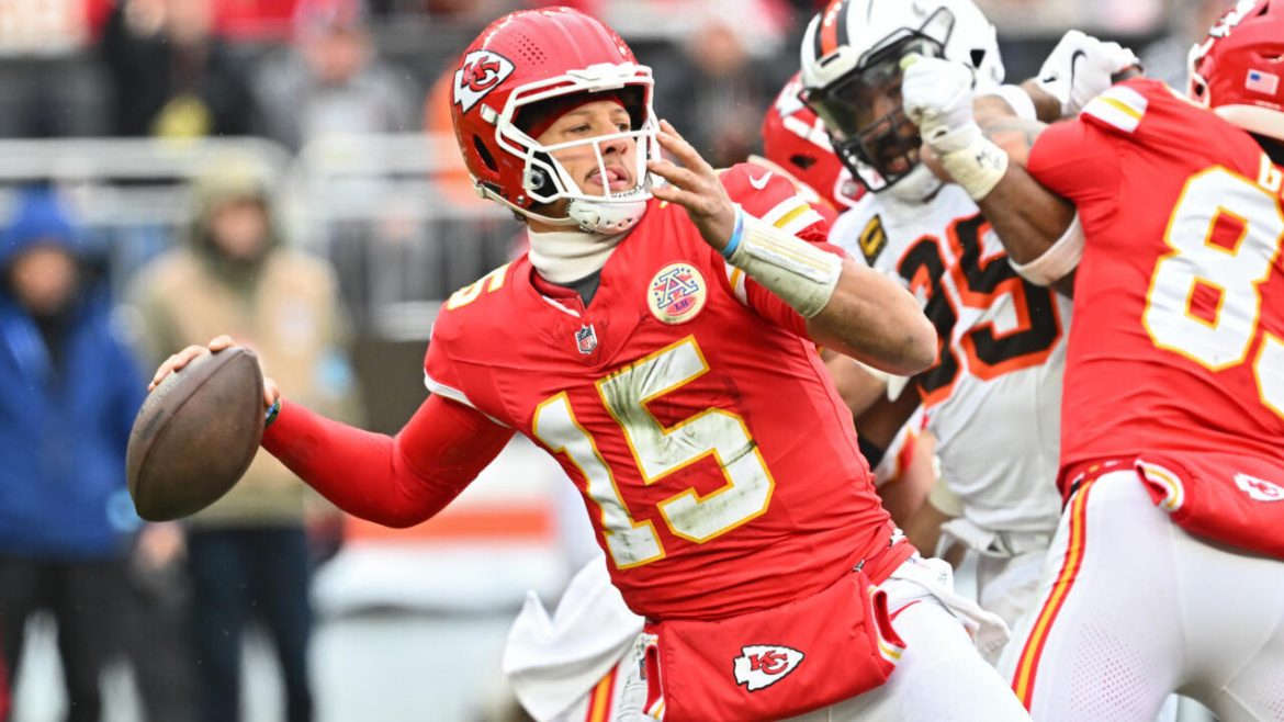 Chiefs star Mahomes set to face Texans after injury scare