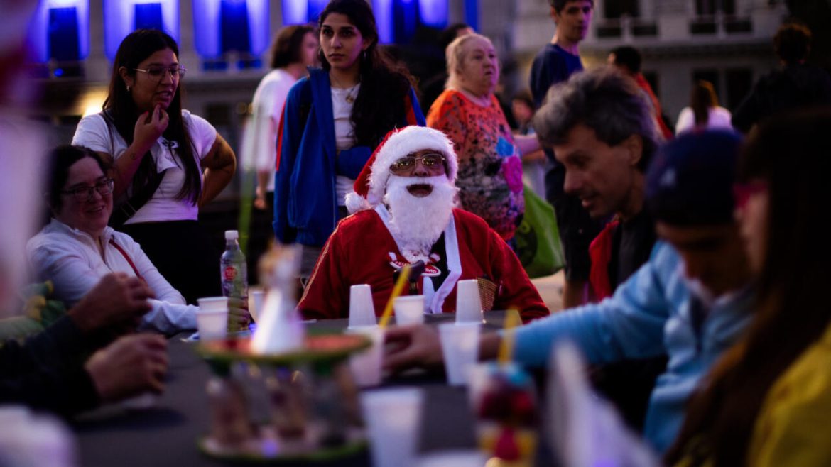 Thousands attend Christmas charity dinner in Buenos Aires