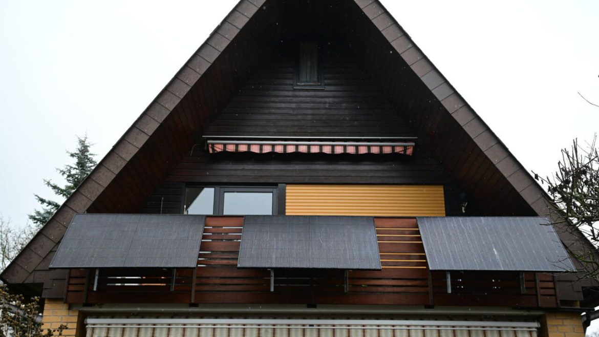 Germans turn to balcony solar panels to save money