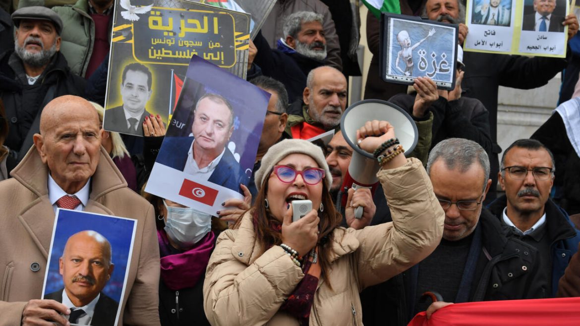 Tunisians rally for political prisoners' release on uprising anniversary